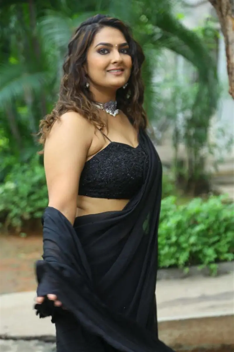 NEHA DESHPANDE IN BLACK SAREE SLEEVELESS BLOUSE 7